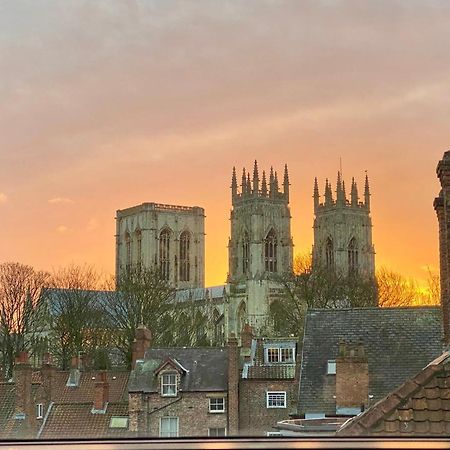 Churchill Two Bedroom Apartments With Free Parking And The Minster View York Kültér fotó