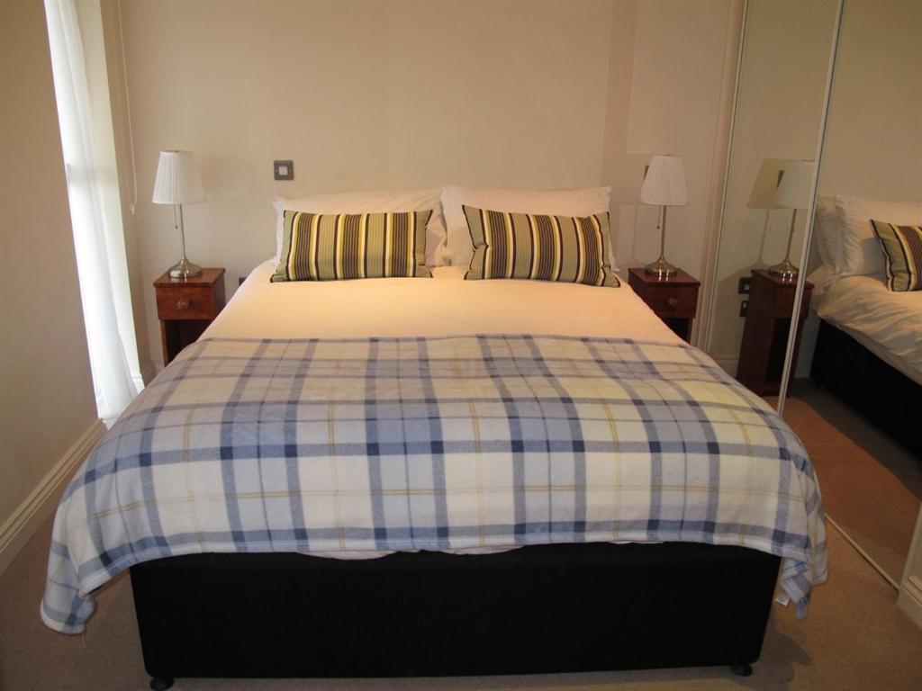 Churchill Two Bedroom Apartments With Free Parking And The Minster View York Szoba fotó